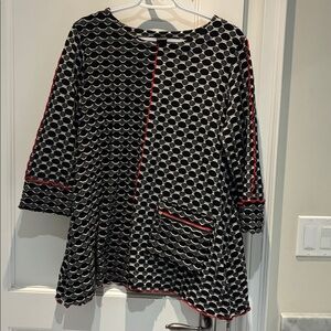 Ali Miles Black and White Patterned Top with Red Accents 👵🏼MT